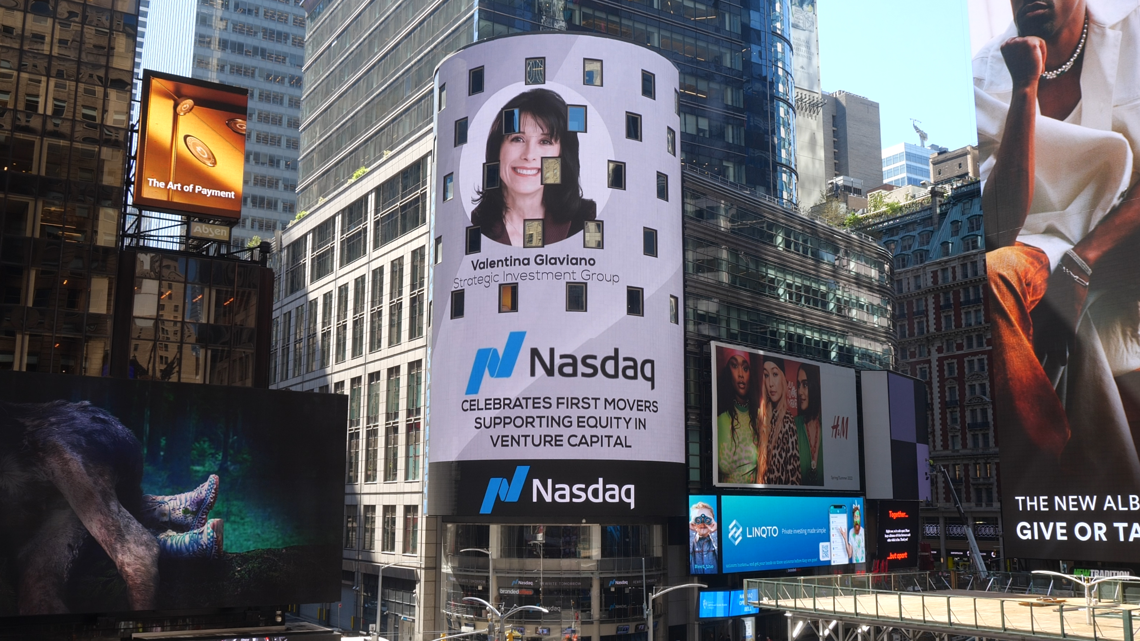 Valentina Glaviano - VEP image projected on Nasdaq's building in Time Square